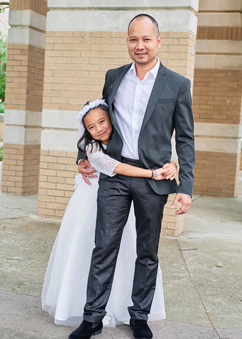 Sự chăm sóc chu đáo của ông xã Hồng Ngọc dành cho vợ con khiến nhiều người ngưỡng mộ.