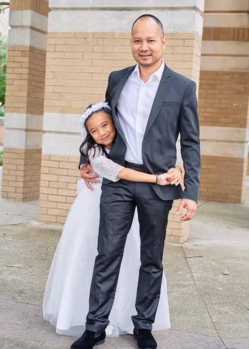 Sự chăm sóc chu đáo của ông xã Hồng Ngọc dành cho vợ con khiến nhiều người ngưỡng mộ.