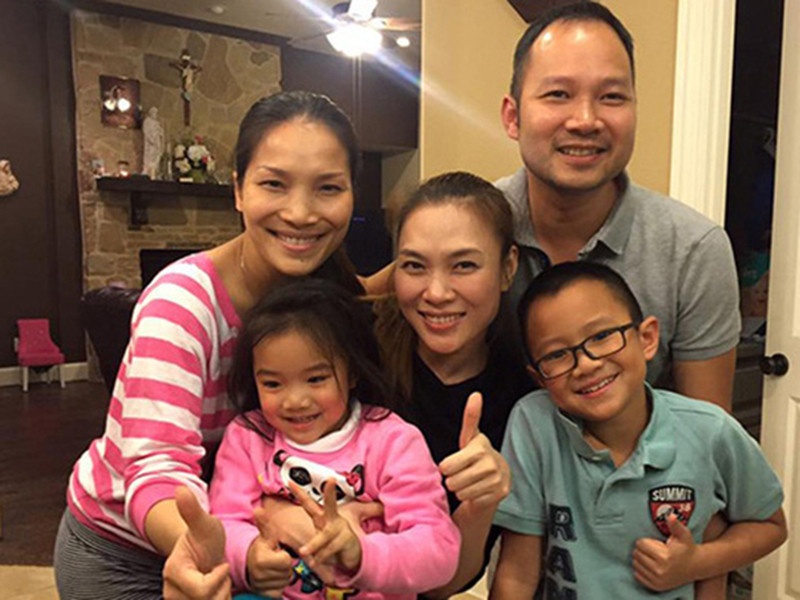 Để vợ yên tâm ca hát, ông bầu hải ngoại đã sang nhượng quán bar rồi đảm nhận vai trò quản lý của Hồng Ngọc.