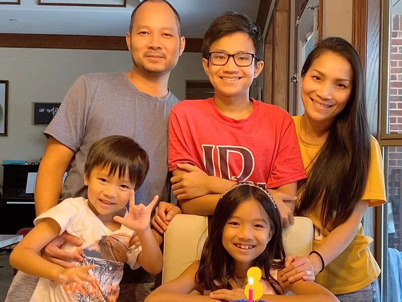 Thomas Tâm Nguyễn hết lòng chăm sóc Hồng Ngọc khi cô bị bỏng ngực và mặt do nồi xông hơi bị nổ năm 2020.