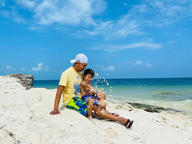 Ông xã Hồng Ngọc còn hỗ trợ vợ chăm sóc các con.