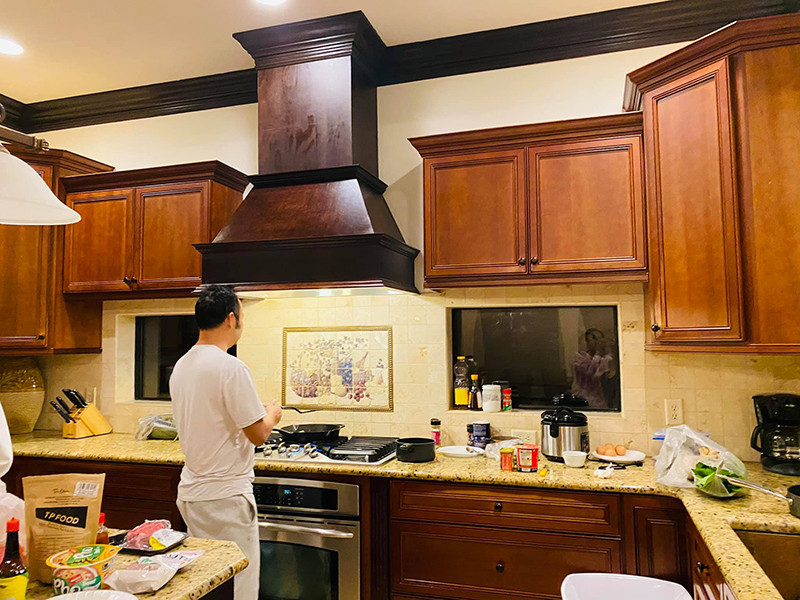 Khi Hồng Ngọc sinh, ông xã của cô nấu ăn, thay tã, pha sữa, ru con ngủ. Hiện tại, các con của cặp đôi đều đã lớn.