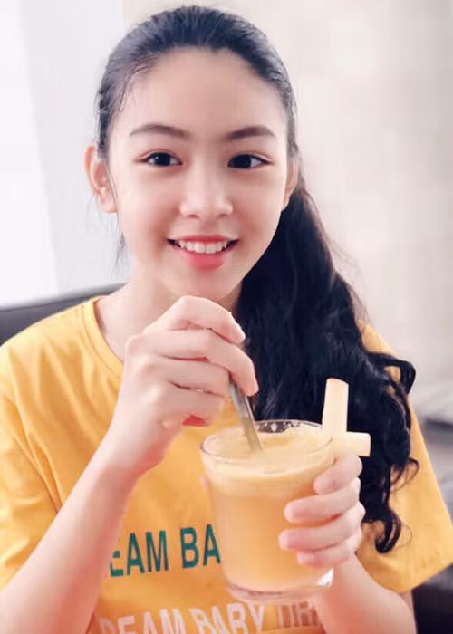 Nhan sac “chuan hoa hau tuong lai” cua con gai MC Quyen Linh