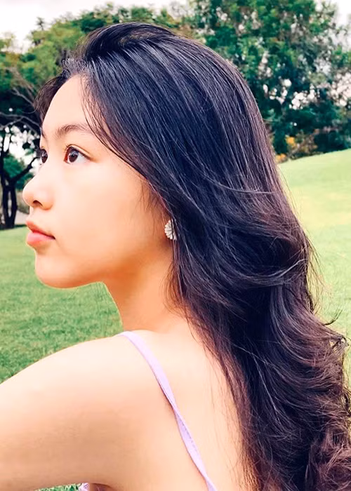 Lọ Lem sở hữu gương mặt thanh tú với đôi mắt to tròn, khuôn miệng nhỏ nhắn, sống mũi thon gọn.