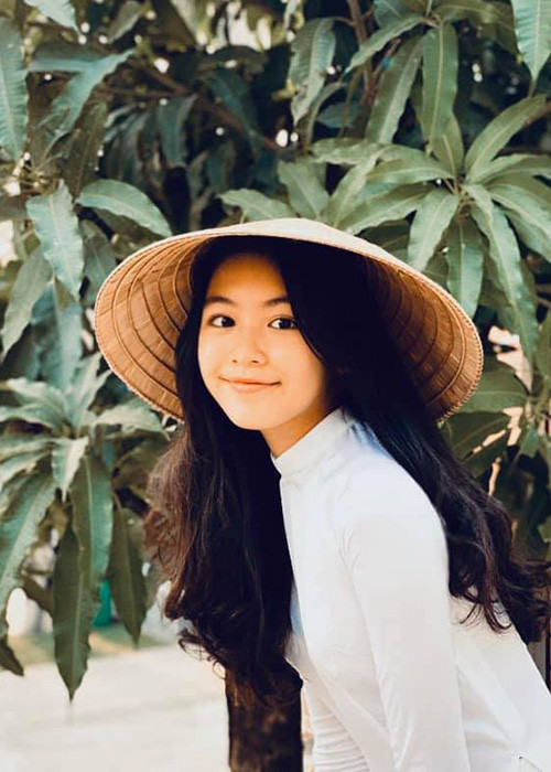 Lọ Lem được yêu mến không chỉ bởi nhan sắc xinh đẹp mà còn bởi em sống rất tình cảm. Trong ngày sinh nhật Quyền Linh, Lọ Lem khóc sưng mắt trong lúc viết thư gửi tặng cha.