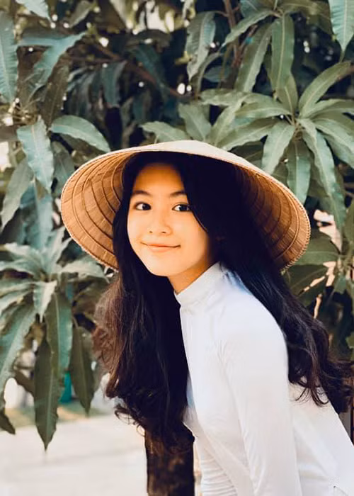 Lọ Lem được yêu mến không chỉ bởi nhan sắc xinh đẹp mà còn bởi em sống rất tình cảm. Trong ngày sinh nhật Quyền Linh, Lọ Lem khóc sưng mắt trong lúc viết thư gửi tặng cha.