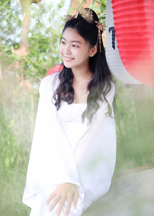 Diện trang phục cổ trang, Lọ Lem được khen xinh như công chúa. Ảnh: Pháp luật plus