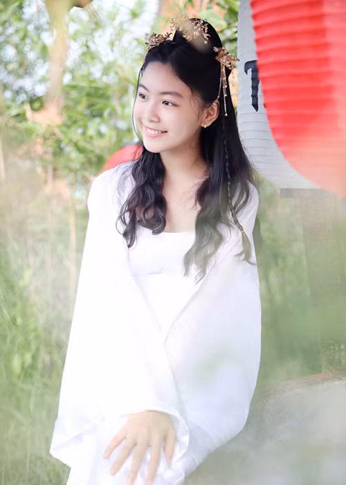 Diện trang phục cổ trang, Lọ Lem được khen xinh như công chúa. Ảnh: Pháp luật plus