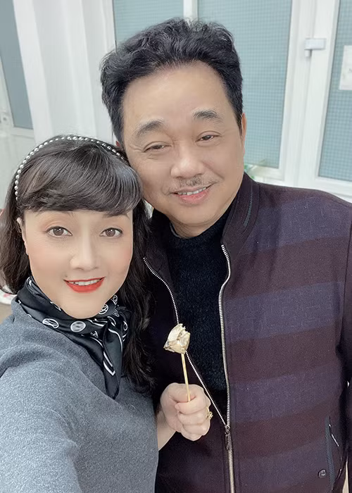 Vân Dung chia sẻ ảnh nghệ sĩ Quốc Khánh tập luyện Táo quân 2021 đến sáng sớm. "Thương anh Hoàng bây giờ 6h30 sáng buồn ngủ híp cả mắt vẫn phải chụp ảnh để cho khán giả xem là năm nay không thiếu một Táo nào cả. Em giờ về rồi em lại đi quay luôn đây", "Táo Y tế" viết.