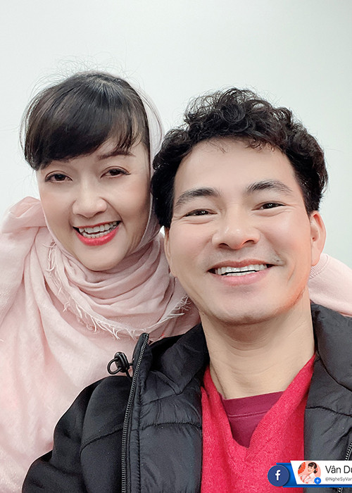 Các nghệ sĩ trông tươi tắn khi chụp ảnh kỷ niệm. Tuy nhiên, ai cũng hiểu rằng các nghệ sĩ khá vất vả vì tập luyện từ tối muộn đến sáng sớm hôm sau.