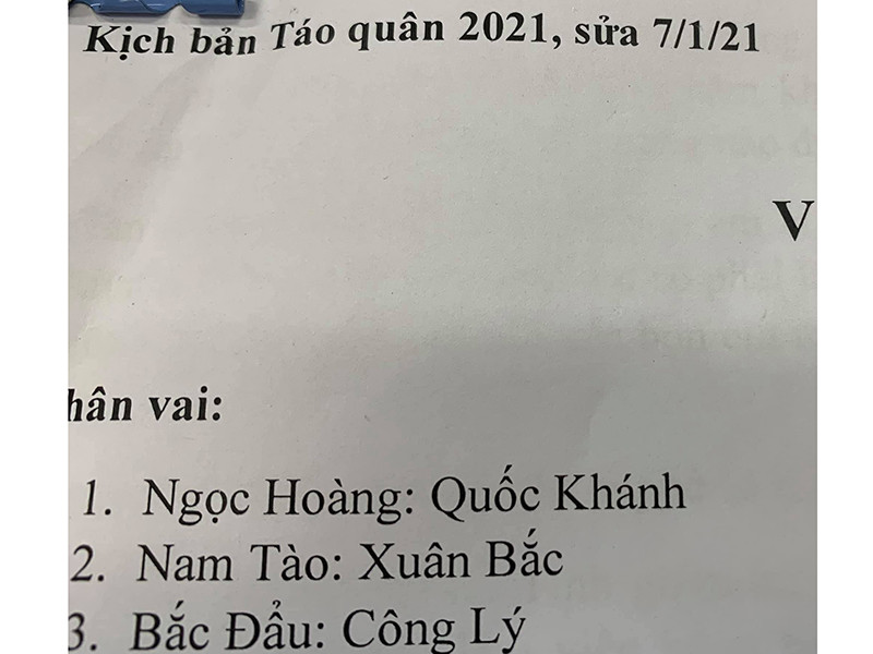 Nghệ sĩ Chí Trung ngầm phủ nhận tin đồn nghệ sĩ Quốc Khánh vắng mặt trong Táo quân 2021 khi chia sẻ hình ảnh kịch bản. Theo đó, vai Ngọc Hoàng vẫn do nghệ sĩ Quốc Khánh đảm nhận.