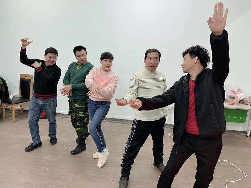 Trong loạt ảnh nghệ sĩ Chí Trung chia sẻ, "Nam Tào" Xuân Bắc hướng dẫn vũ điệu rửa tay cho các Táo.