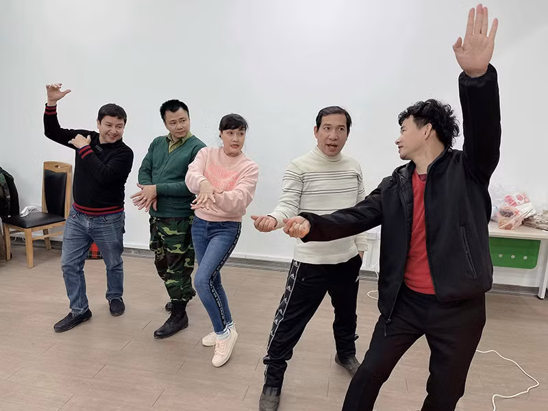 Trong loạt ảnh nghệ sĩ Chí Trung chia sẻ, "Nam Tào" Xuân Bắc hướng dẫn vũ điệu rửa tay cho các Táo.