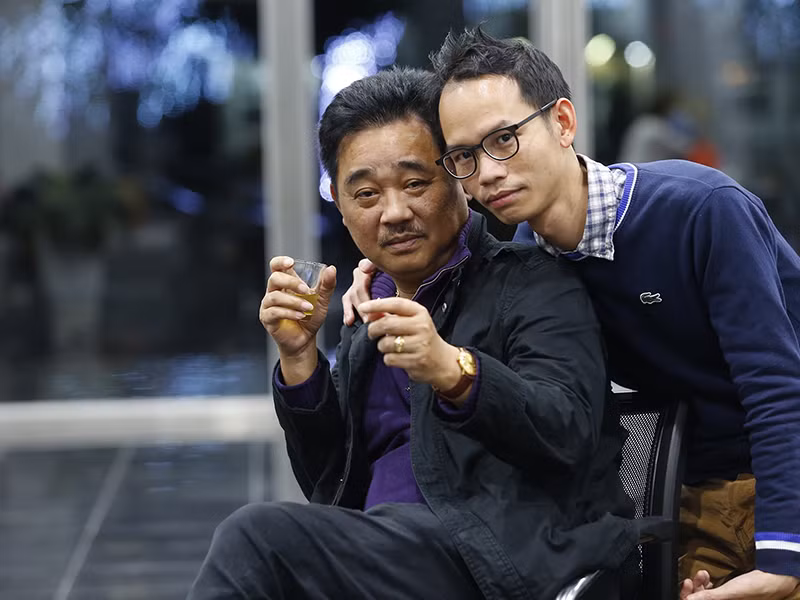 Một thành viên trong ê-kíp Táo quân cũng chia sẻ hình ảnh "Ngọc Hoàng" Quốc Khánh kèm lời chú thích: "Dân: Cả nhà Táo chỉ mong anh Hoàng trở lại mà mãi chưa thấy thông tin gì. Cuối cùng anh có xuất hiện không ạ?. Ngọc Hoàng: Không có ta thì ai tuyên bố bãi triều?".