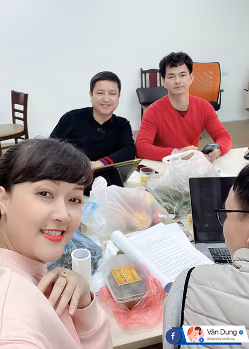 Fanpage Vân Dung đều đặn cập nhật hình ảnh hậu trường tập luyện Táo quân.