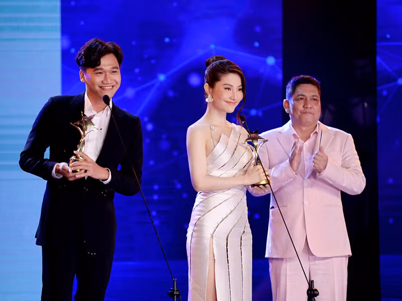 Xuân Nghị và Diễm My đoạt giải Nam/nữ diễn viên chính xuất sắc nhất phim truyền hình. Ảnh: Saostar