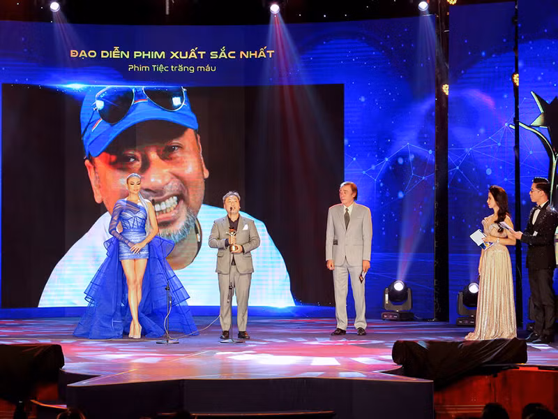 Đạo diễn Nguyễn Quang Dũng giành giải Đạo diễn phim xuất sắc nhất mảng điện ảnh. Ảnh: Saostar
