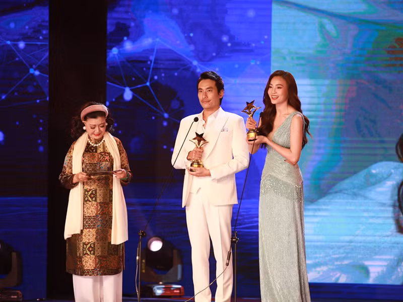Giải Nam/nữ diễn viên chính xuất sắc nhất phim điện ảnh thuộc về Kiều Minh Tuấn - phim "Nắng 3: Lời hứa của cha" và Ninh Dương Lan Ngọc - phim "Gái già lắm chiêu 3". Ảnh: Dân Việt
