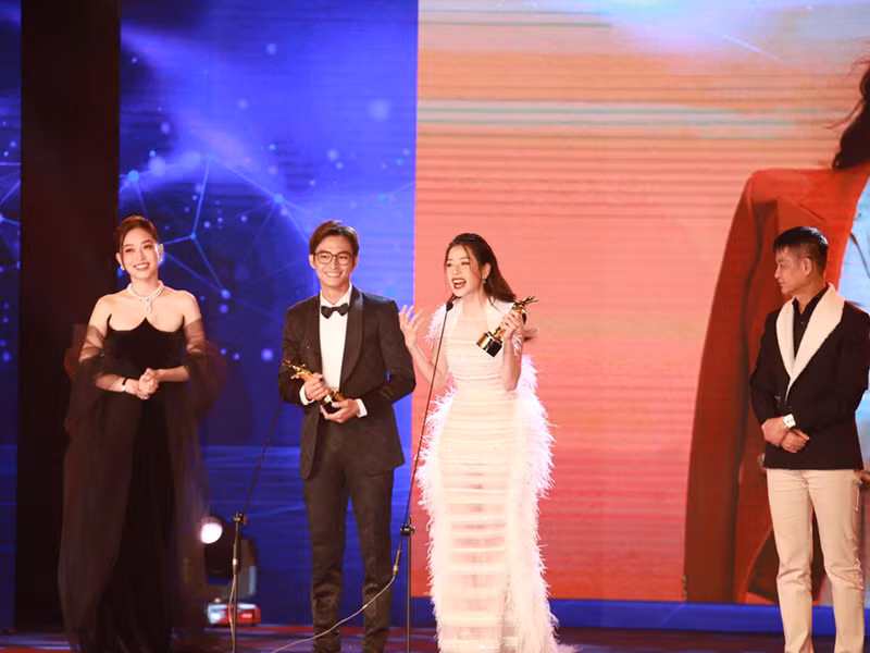 Chi Pu bat ngo doat giai o Ngoi sao xanh 2020