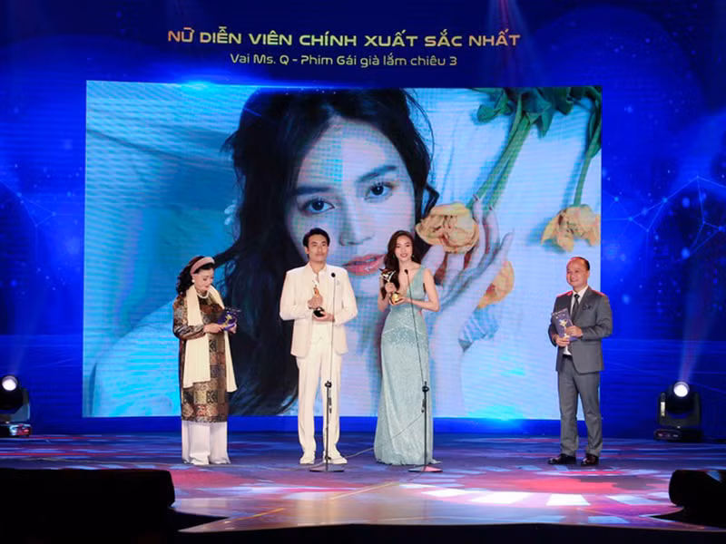 Lan Ngọc và Kiều Minh Tuấn hạnh phúc nhận giải thưởng. Ảnh: PLO