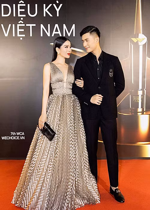 Hậu công khai, cô bạn thân một thời của Hà Hồ trách yêu tình trẻ khi cho biết, Lâm Bảo Châu không cho cô dùng ứng dụng chụp hình.