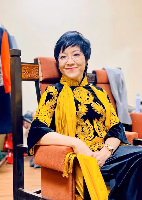 MC Thảo Vân vừa cho biết, trong phần mở đầu chương trình Táo quân 2021, cô đã đi chân đất do đôi giày cao gót cùng bên phải.