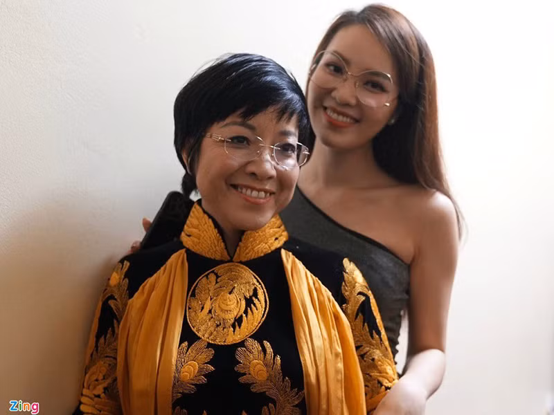 Thảo Vân diện áo dài khi dẫn chương trình.Ảnh: Zing