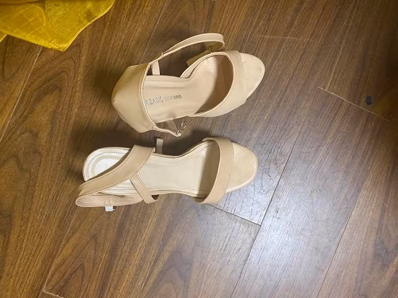 "Hôm nay tôi xinh nhỉ các cụ nhỉ, hóa trang mới sơ sơ thôi đấy, vì phần chính của tôi là cuối tận cùng chương trình cơ. Nhưng điều tôi muốn nói là đôi giày cao gót kia kìa, tôi đã mang 2 cái cùng bên phải đi, ung dung đến sát giờ mới mang giày ra xỏ, và phần chào đầu tôi đã phải đi chân đất rồi kiễng chân lên. Chắc khán giả không phát hiện ra đâu nhỉ, ngoài cảm giác hình như cô ấy hơi lùn so với áo", nữ MC Táo quân 2021 chia sẻ.