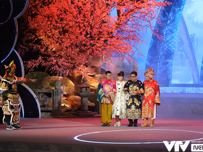 Nhạc sĩ Tiến Minh vào vai Thiên Lôi song lần này, anh không cầm búa. Ảnh: VTV