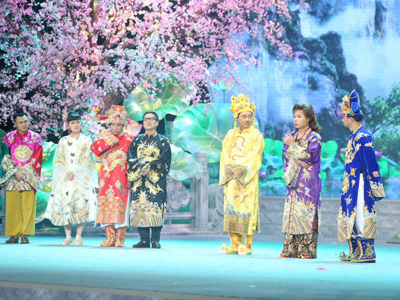 Tạo hình dàn nghệ sĩ trong Táo quân 2021 vừa được hé lộ. Nhân vật gây chú ý nhất là Bắc Đẩu do Công Lý đóng. Có thể thấy, Cô Đẩu có tạo hình khá mềm mại, nữ tính. Ảnh: Zing