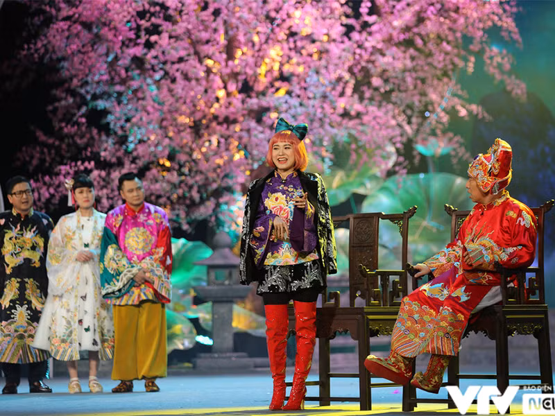 Các Táo diện trang phục sặc sỡ của NTK Đức Hùng. Ảnh: VTV