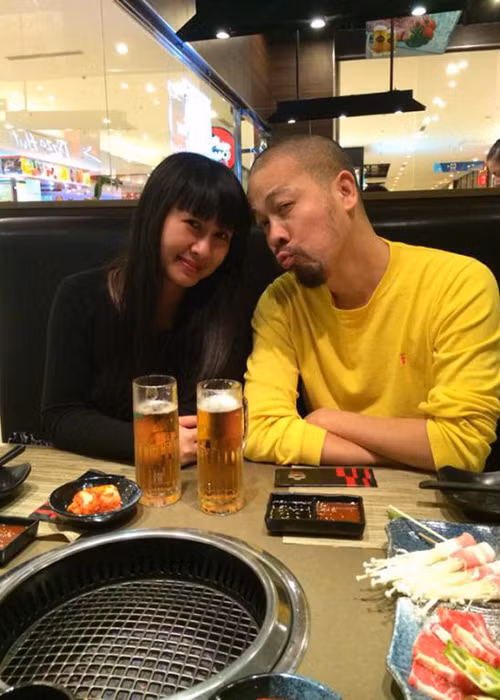 Đến nay, sau 24 năm chung sống, vợ chồng NTK Đức Hùng vẫn giữ được lửa hôn nhân.