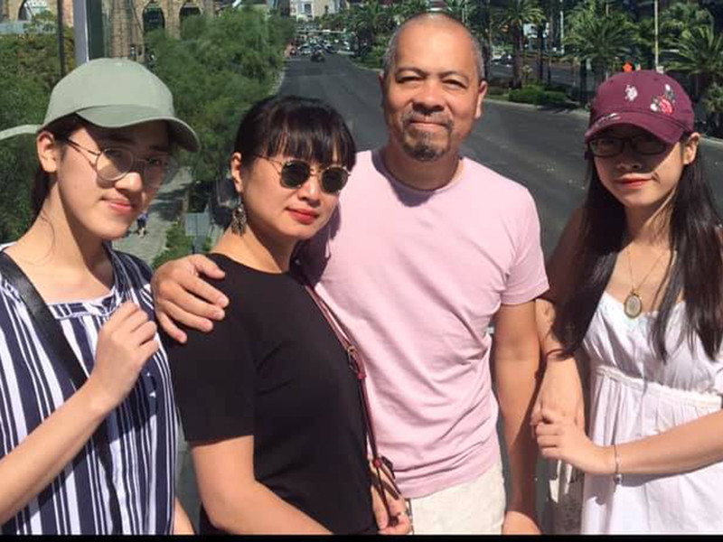 Hai cô con gái của NTK Đức Hùng đang du học ở Australia, một người học Quản trị và kinh doanh thời trang, một người học truyền thông.