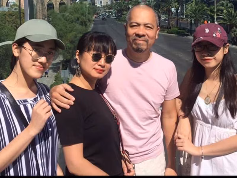 Hai cô con gái của NTK Đức Hùng đang du học ở Australia, một người học Quản trị và kinh doanh thời trang, một người học truyền thông.