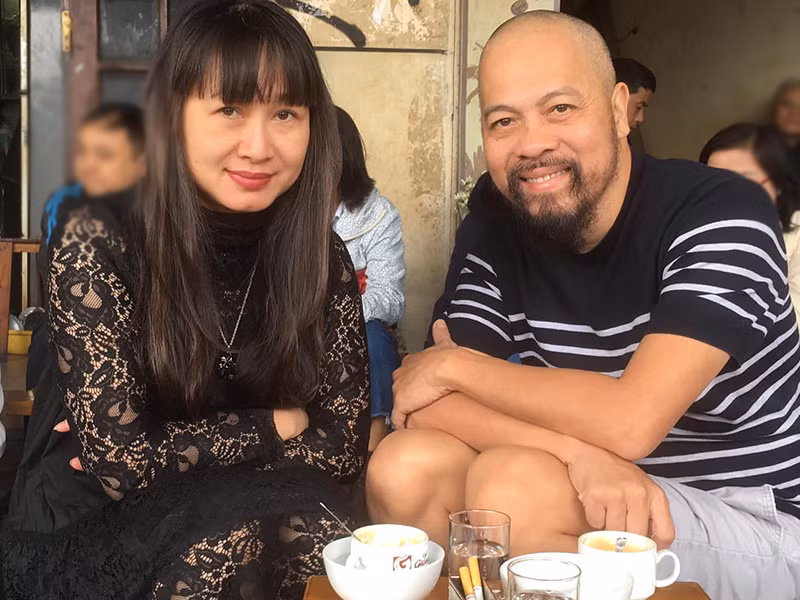 Nhan sắc hiện tại của bà xã NTK Đức Hùng được khen mặn mà.