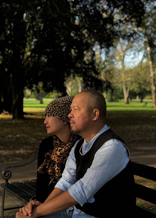 Cặp đôi có hai cô con gái.