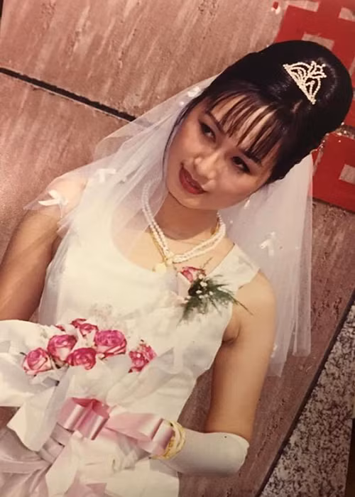 Đám cưới của NTK Đức Hùng diễn ra vào năm 1997. Cô dâu là người phụ nữ Hà thành. Ảnh: Ngôi sao