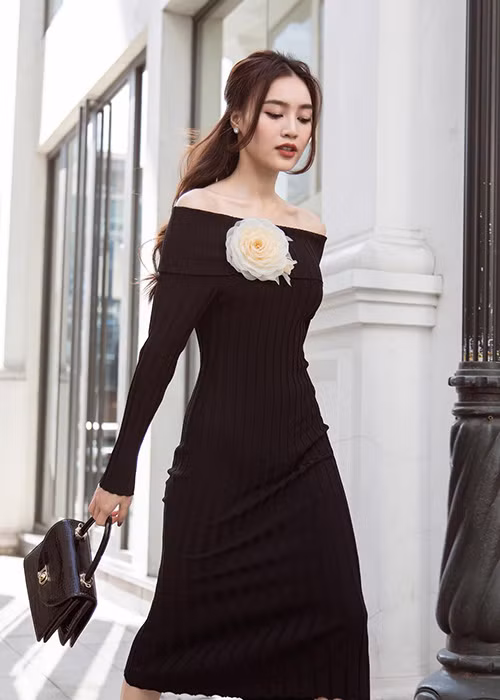 Lan Ngọc được cho là nghệ sĩ giỏi kiếm tiền. Tham gia showbiz hơn 10 năm, cô góp mặt trong nhiều dự án phim ảnh.