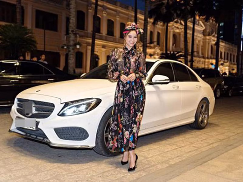 Cô tậu xe, mua nhà, nhẫn kim cương, đồ hàng hiệu.