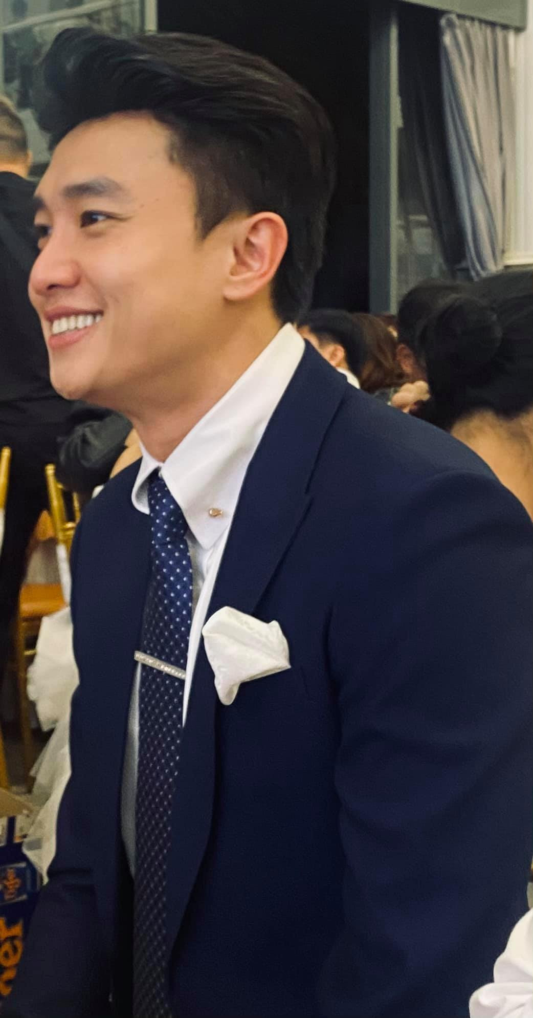 Quốc Trường khoe ảnh điển trai kèm chia sẻ: "Lần thứ mấy rồi mình cũng không nhớ nữa, rất rất nhiều rồi, đi ăn cưới, nhẹ nở nụ cười chúc bạn hạnh phúc".