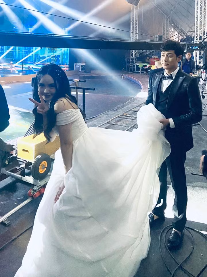 Diễn viên Thanh Sơn đăng ảnh hậu trường với Quỳnh Kool kèm dòng chia sẻ: ''Nâng váy cho Quỳnh''.