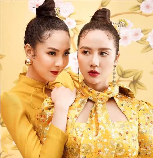 BTV Mai Ngọc khoe sắc cùng Huyền Lizzie. Hai người đẹp được nhận xét có nhiều nét giống nhau như chị em.