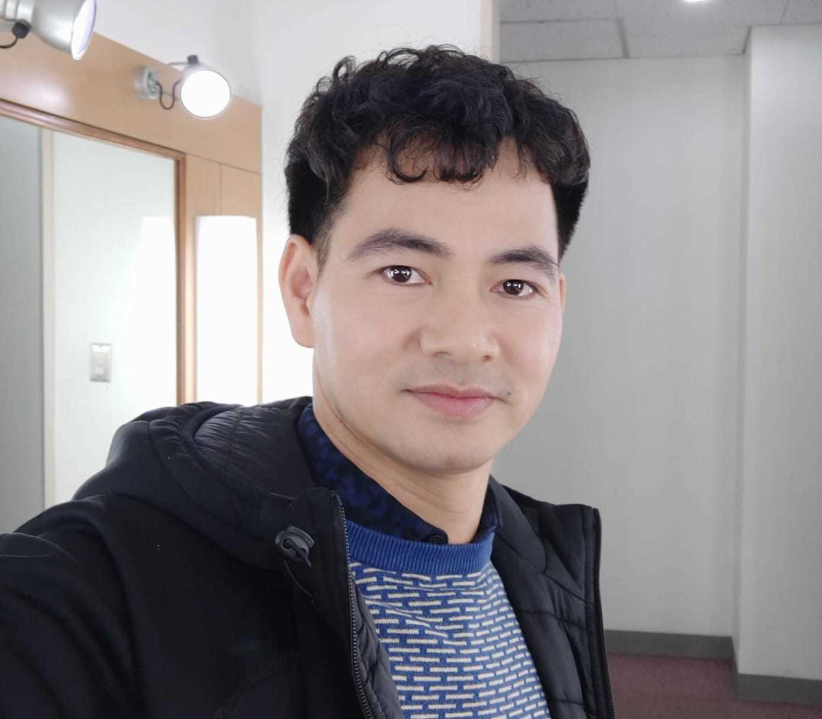 Xuân Bắc hài hước: "Nói với em hóa trang là: Em làm đơn giản thôi, vì mấy hôm nay anh thiếu ngủ nên làm sao cho khán giả đừng thấy quầng mắt. Em ấy bảo vâng và đây là cái kết. Em cứ tưởng em là thằng cháu em cơ".