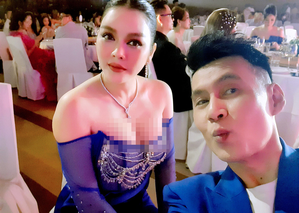 Đoan Trường hội ngộ Lý Nhã Kỳ tại sự kiện. Anh hài hước: "Ngồi cạnh người đẹp nên sẵn tiện đếm hột xoàn đá quý từ trên xuống dưới, từ đầu tiệc đến cuối tiệc mà cũng không đếm hết có tổng cộng bao nhiêu hột".