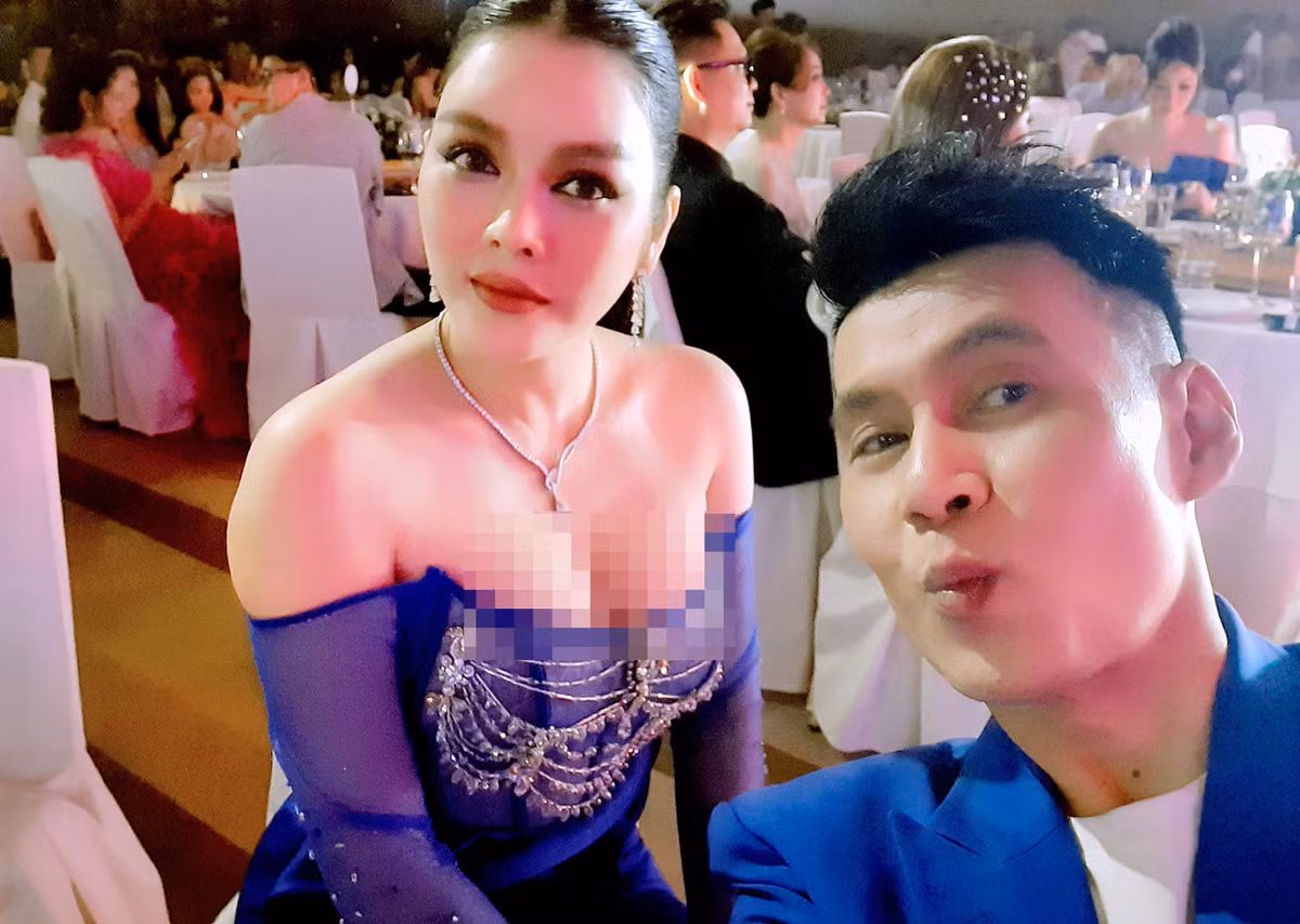 Đoan Trường hội ngộ Lý Nhã Kỳ tại sự kiện. Anh hài hước: "Ngồi cạnh người đẹp nên sẵn tiện đếm hột xoàn đá quý từ trên xuống dưới, từ đầu tiệc đến cuối tiệc mà cũng không đếm hết có tổng cộng bao nhiêu hột".