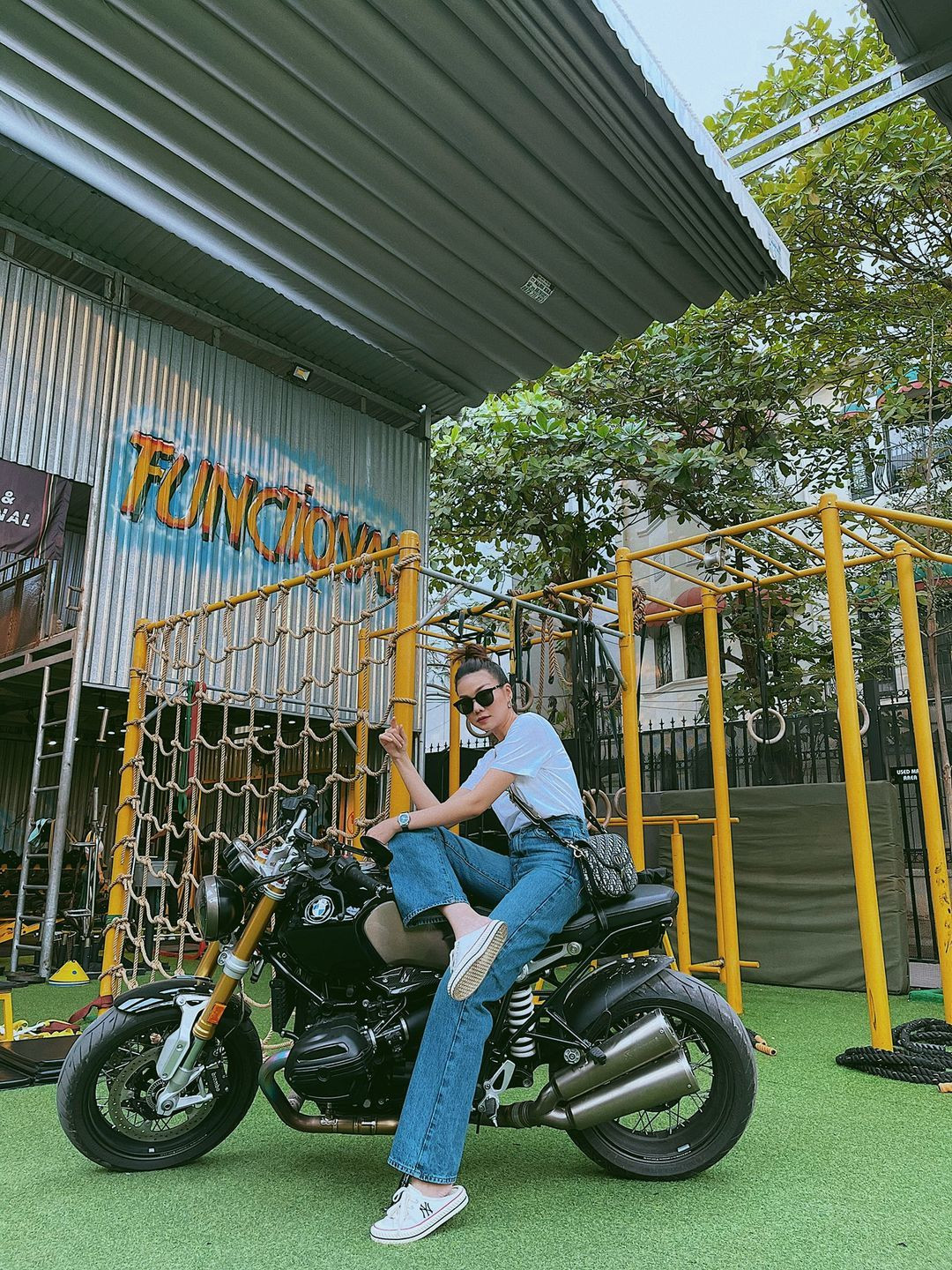 "Đội trời đạp đất ở đời, Ô tô lái được chứ xe này bó tay. Tuyển xế gấp", siêu mẫu Việt - Thanh Hằng đăng ảnh.