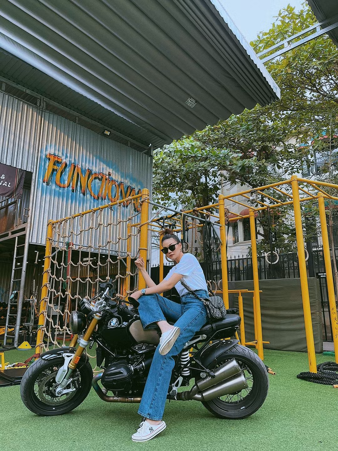 "Đội trời đạp đất ở đời, Ô tô lái được chứ xe này bó tay. Tuyển xế gấp", siêu mẫu Việt - Thanh Hằng đăng ảnh.