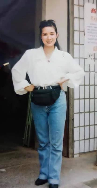 'Tôi của năm 1993.... lúc đó thích màu trắng", Thanh Thanh Hiền chia sẻ bức ảnh kỷ niệm.