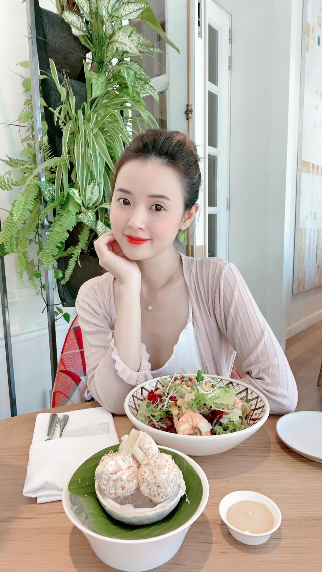 Midu đăng ảnh cùng những vần thơ ngẫu hứng: "Mang cho em cốc trà đào/ Chỉ em lối nhỏ đi vào tim anh/ Đừng cho em cốc trà xanh/ Em đây không thích trà xanh đâu nè".