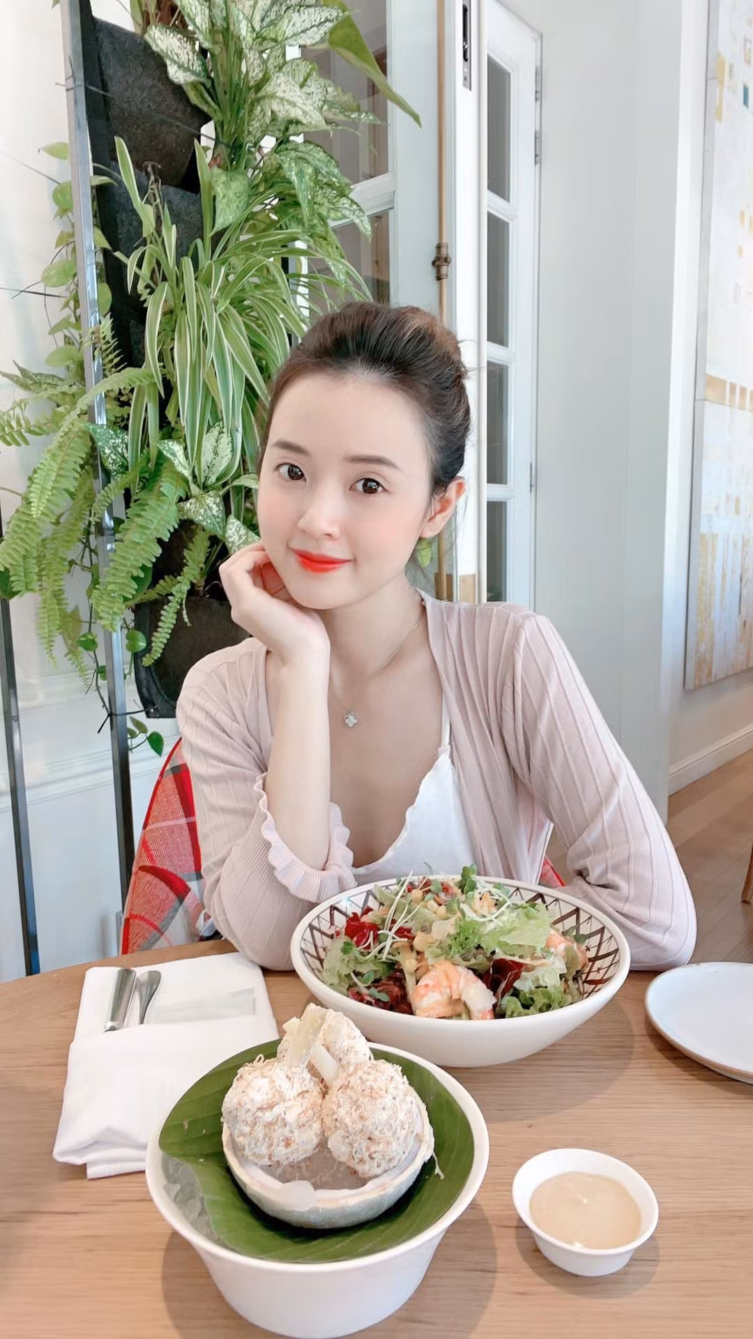 Midu đăng ảnh cùng những vần thơ ngẫu hứng: "Mang cho em cốc trà đào/ Chỉ em lối nhỏ đi vào tim anh/ Đừng cho em cốc trà xanh/ Em đây không thích trà xanh đâu nè".